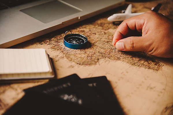 포토 JPG 해외이미지 손 여행 지도 실내 신체부위 잡기 압정 소프트포커스 나침반 오브젝트 해외202004 해외포토 모션 촬영기법 사람 내부 사무용품 파일형식 이미지허브