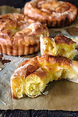 포토 JPG 해외이미지 전통 접시 음식 조각 부분 치즈 요리 사람없음 식당 식사 저녁식사 카페 빵집 껍질 뜨거움 맛 아침식사 굽기 먹기 메뉴 슬라이스 브런치 레시피 칼로리 그리스인 점심식사 미니 짠맛 페스츄리 해로움 핸드메이드 해외202004 해외포토 서양인 식기 빵 컨셉 모션 유제품 상점 구이 파일형식 이미지허브