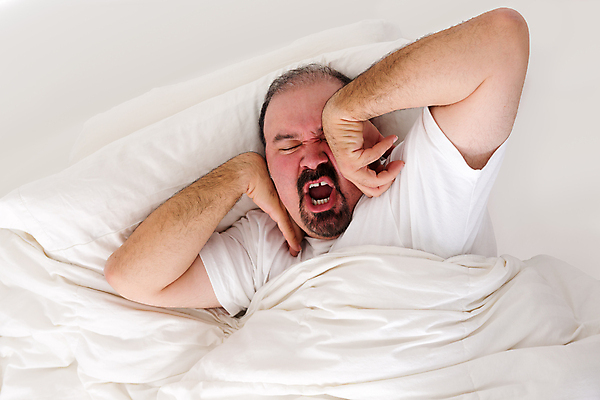 포토 JPG 해외이미지 남자 무기 여유 중년 티셔츠 아침 휴식 수염 주택 한명 사람 스트레칭 침실 이불 침대 표현 잠 오픈 입 비만 하품 거짓말 불면증 해외202004 해외포토 주간 1 감정 가구 컨셉 셔츠 침구 성인 건물 신체부위 운동 질병 몸매 생리현상 파일형식 이미지허브