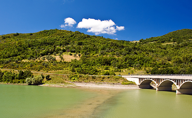 포토 JPG 해외이미지 나무 공원 자연 산 사람없음 목재 초록색 물 파란색 그늘 댐 아치 산소 해외202004 해외포토 자연요소 식물 공공시설 컬러 재료 원소 생태계 파일형식 이미지허브
