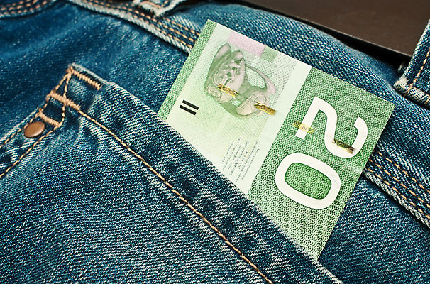 포토 JPG 해외이미지 옷 종이 돈 바지 부분 실내 20대 사람없음 파란색 쇼핑 숫자 달러 청바지 직물 재산 주머니 심볼 땀 투자 이익 월급 수입 예산 자금 화상 해외202004 해외포토 문자 컬러 비즈니스 하의 청년 내부 금융 상처 파일형식 이미지허브