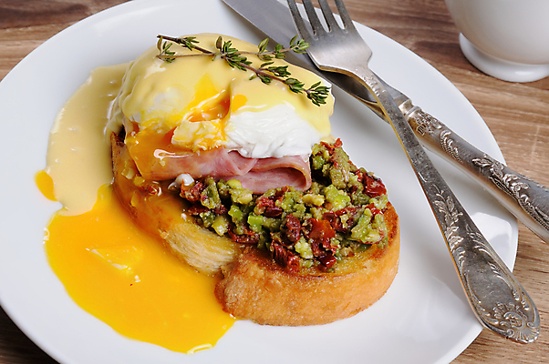 포토 JPG 해외이미지 접시 포크 식탁 사람없음 계란 나이프 바게트 커피잔 허브 과카몰리 나무탁자 에그베네딕트 해외202004 해외포토 식물 식기 커피 빵 탁자 잔 샌드위치 알 소스_음식 칼 파일형식 이미지허브