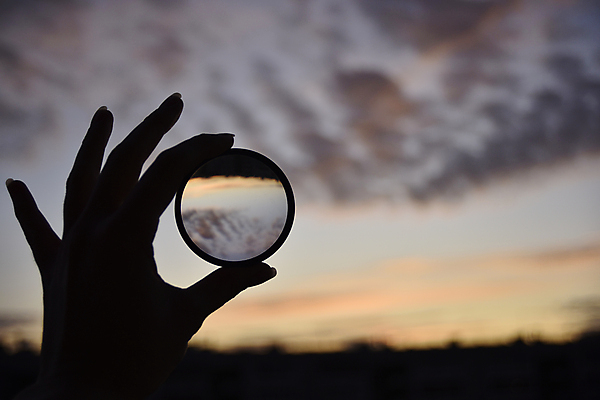 포토 JPG 해외이미지 모양 구름 손 응시 실루엣 하늘 사람없음 파란색 태양 일몰 원형 각도 비전 발견 해외202004 해외포토 자연요소 도형 시선 컬러 촬영기법 신체부위 노을 파일형식 이미지허브