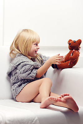 포토 JPG 해외이미지 동물 백인 1 여자 딸 행복 어린이 장난 곰 포옹 휴식 주택 건강 한명 미소 사람 청춘 소파 장난감 갈색 기쁨 회색 흰색 침대 달콤 담요 폭식 걸음마 돌봄 취침시간 안락 해외202004 해외포토 서양인 감정 컬러 가구 컨셉 의자 포유류 가족 안기 모션 표정 건물 맛 파일형식 이미지허브