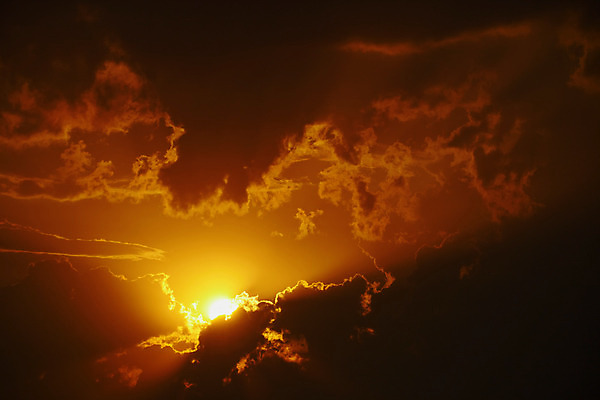 포토 JPG 해외이미지 구름 백그라운드 자연 하늘 풍경 사람없음 야외 빨간색 여름 햇빛 태양 노란색 사진촬영 침묵 일몰 새벽 광선 저녁 해외202004 해외포토 자연요소 계절 컬러 노을 촬영 소리 야간 생태계 파일형식 이미지허브