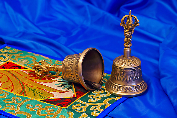 포토 JPG 해외이미지 전통 아시아 종교 선 음악 패턴 불교 노래 휴식 매달리기 건강 사람없음 치료 장식 갈색 금속 소리 종 흰색 기구 막대기 사발 의식 영혼 황금 명상 시끄러움 청동 고립 뮤지컬 치유 힌두교 해외202004 해외포토 나라 컬러 컨셉 무늬 의학 모션 재질 문화예술 사기그릇 파일형식 이미지허브