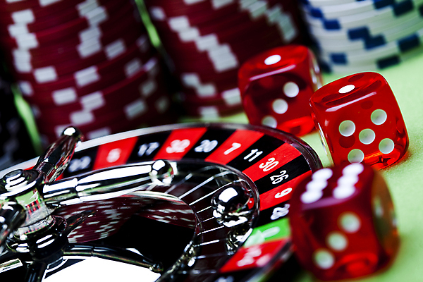 포토 JPG 해외이미지 실내 근접촬영 사람없음 포커칩 도박 카지노 주사위 룰렛 겜블 초록배경 해외202004 해외포토 뷰포인트 백그라운드 내부 초록색 게임 포커 파일형식 이미지허브