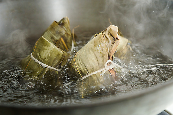 포토 JPG 해외이미지 전통 문화 음식 잎 포장 밥 동양인 사람없음 갈색 축제 식사 중국 어둠 축하 맛 더위 묶기 대만 대나무 폭식 경단 어려움 해외202004 해외포토 나무 식물 아시아 컬러 컨셉 모션 날씨 인종 파일형식 이미지허브
