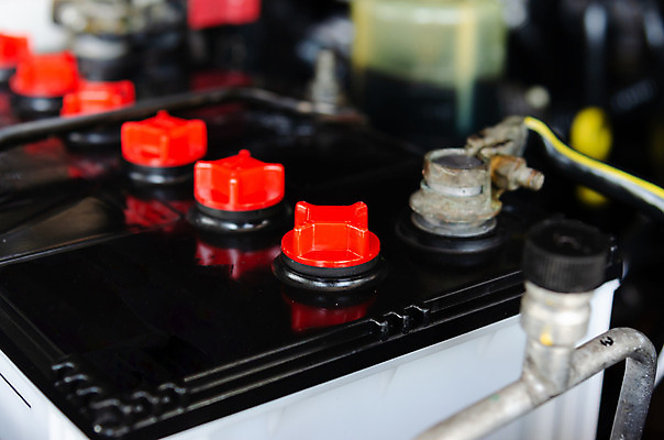 포토 JPG 해외이미지 산업 교통시설 자동차 안전 사람없음 일상 상점 힘 기계 에너지 잡기 작업 작업실 수리 위험 스웨터 서비스 시작 철사 엔진 정비공 모터 유지 교체 돌봄 베터리 삽입 설치 자동 차고 터미널 공급 해외202004 해외포토 육상교통 교통 컨셉 상의 모션 라이프 기술자 시설 파일형식 이미지허브