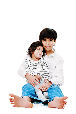 포토 JPG 해외이미지 행복 어린이 가족 관계 맨발 태국 함께함 사랑 미소 웃음 동양인 두명 표현 잡기 장애인 형제 장애 걸음마 고립 혼혈 해외202004 해외포토 남자 감정 아시아 컨셉 모션 발 표정 사람 인종 다문화 파일형식 이미지허브