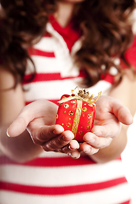 포토 JPG 해외이미지 백인 1 여자 행복 감정 유럽 백그라운드 크리스마스 휴가 새해 갈색머리 발렌타인데이 선물 한명 이벤트 성인 빨간색 상자 유행 흰색 도시 쇼 우크라이나 생존 스타일 해외202004 해외포토 서양인 헤어스타일 기념일 나라 컬러 데이이벤트 사람 파일형식 이미지허브