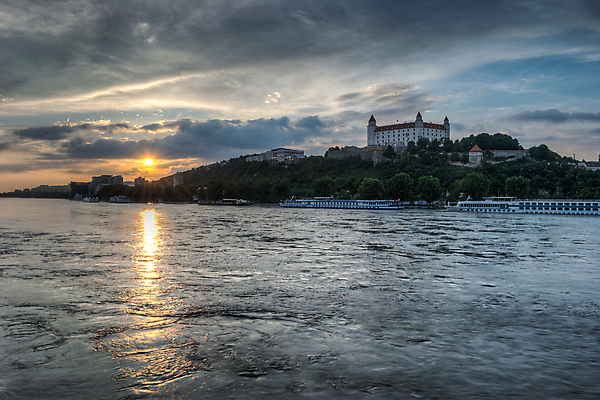 포토 JPG 해외이미지 나무 구름 외관 하늘 표면 풍경 사람없음 건물 물 강 태양 일몰 도시 역사 홍수 언덕 타운 다뉴브강 브라티슬라바 슬로바키아 해외202004 해외포토 자연요소 식물 건축물 유럽 노을 자연재해 파일형식 이미지허브