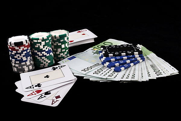 포토 JPG 해외이미지 직업 손 유럽 백그라운드 컨셉 지폐 돈 놀이 탁자 성공 사람없음 쌓기 검은색 경쟁 유로 게임 마음 우승 최고 신용카드 행운 재산 도박 위험 갑판 묘사 오브젝트 카지노 기회 열정 포커 이익 가치 중독 라스베가스 승자 잭팟 텍사스 토너먼트 해외202004 해외포토 감정 나라 컬러 가구 배_교통 모션 신체부위 금융 미국 트럼프 파일형식 이미지허브