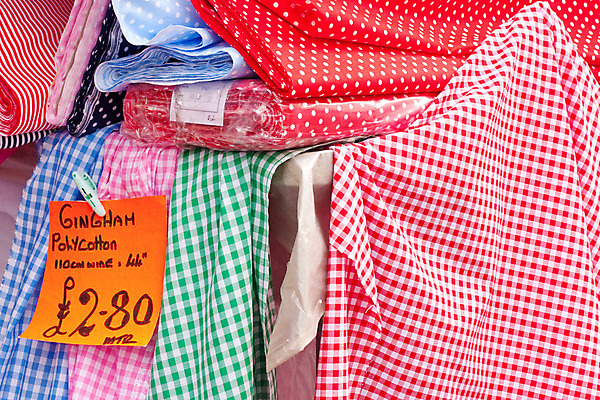 포토 JPG 해외이미지 분홍색 패턴 영국 종류 사람없음 빨간색 초록색 파란색 컬러풀 상점 직물 시장 가격 사인 깅엄 해외202004 해외포토 유럽 컬러 무늬 파일형식 이미지허브