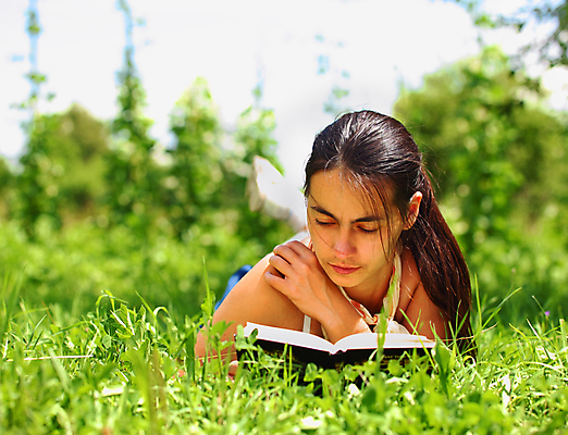 포토 JPG 해외이미지 백인 1 학생 라이프스타일 응시 옷 여자 교육 행복 자연 휴식 사랑 한명 사람 20대 성인 10대 책 거짓말 해외202004 해외포토 서양인 시선 감정 컨셉 청소년 청년 생활 생태계 파일형식 이미지허브