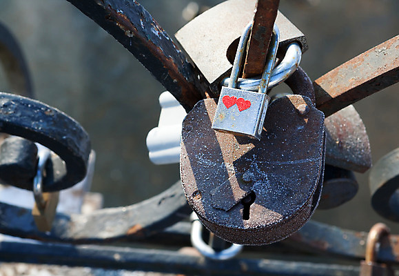 포토 JPG 해외이미지 전통 행복 분홍색 컨셉 겨울 자물쇠 발렌타인데이 사랑 안전 사람없음 야외 세로 금속 얼음 우정 흰색 하트 보호 접속 큼 철 심볼 사인 잠금 보안 서리 신성 열쇠구멍 약혼 흙더미 고체 마스코트 철책 통일 해외202004 해외포토 자연요소 모양 계절 감정 컬러 결혼 데이이벤트 재질 친구 흙 크기 약속 파일형식 더미 이미지허브