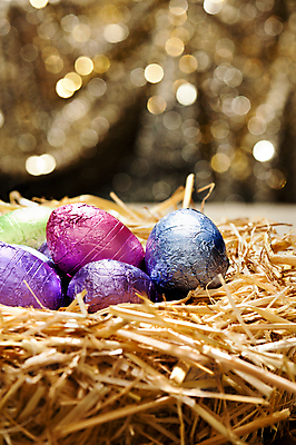 포토 JPG 해외이미지 전통 디자인 계절 종교 음식 분홍색 백그라운드 컨셉 패턴 자연 휴가 부활절 선물 사람없음 장식 초록색 파란색 컬러풀 바구니 계란 축제 봄 흰색 축하 신선 황금 둥지 볏짚 아침식사 심볼 밀짚 내추럴 해외202004 해외포토 기념일 컬러 무늬 알 식사 짚 생태계 파일형식 이미지허브