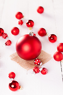 포토 JPG 해외이미지 크리스마스장식 크리스마스 실내 사람없음 빨간색 흰배경 오너먼트 해외202004 해외포토 기념일 컬러 백그라운드 내부 흰색 파일형식 이미지허브