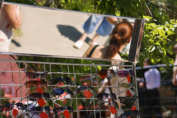 포토 JPG 해외이미지 계절 공원 안경 여행 컨셉 장신구 유리 추상 휴가 거리 따뜻함 서기 사람 사람없음 여름 선글라스 반사 유행 판매 거울 도시 뜨거움 보행자 상품 상업 매각 스타일 제의 해외202004 해외포토 잡화 공공시설 무늬 모션 재질 파일형식 이미지허브