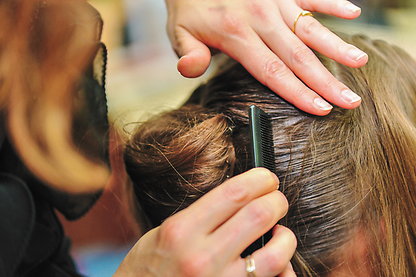 포토 JPG 해외이미지 직업 헤어스타일 응시 여자 산업 결혼 컨셉 갈색머리 실내 사람 사람없음 갈색 머리 유행 상점 업무 고급 미용사 이발 고객 머리장식 고정 몸단장 돌봄 스타일리스트 스타일링 세련 해외202004 해외포토 시선 컬러 모션 이벤트 내부 신체부위 장식 작업 파일형식 이미지허브