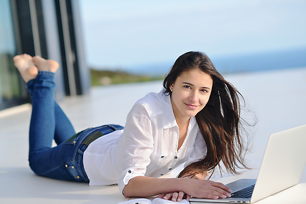 포토 JPG 해외이미지 전신 응시 여자 엎드리기 하늘 바람 한명 성인 야외 노트북 비즈니스우먼 다리들기 야외테라스 성인여자한명만 흩날리기 해외포토 자연요소 1 시선 비즈니스 모션 날씨 사람 전자제품 발코니 직장인 여자한명만 성인여자만 파일형식 이미지허브