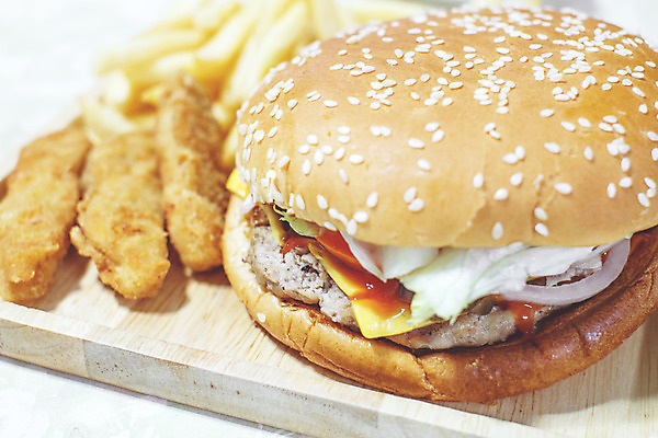 포토 JPG 해외이미지 접시 음식 백그라운드 토마토 채소 양파 치즈 샌드위치 육류 사람없음 빨간색 식사 저녁식사 소고기 튀김 햄버거 신선 맛 그릴 큼 바비큐 속도 점심식사 번 치즈버거 해외202004 해외포토 식기 빵 컬러 컨셉 식재료 주방용품 유제품 패스트푸드 크기 파일형식 이미지허브