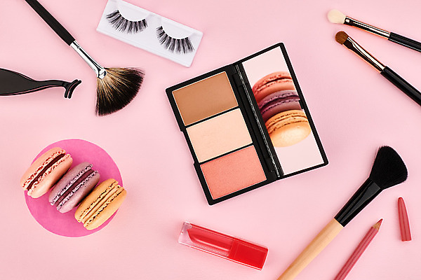 포토 JPG 해외이미지 응시 얼굴 분홍색 백그라운드 컨셉 디저트 사람없음 세트 유행 침묵 화장품 립스틱 붓 화려 우아함 정상 속눈썹 머리위 아이섀도 마카롱 프랑스어 거짓 특별함 스타일 파리(프랑스) 해외202004 해외포토 문자 시선 음식 컬러 신체부위 뷰티 소리 눈썹 파일형식 이미지허브