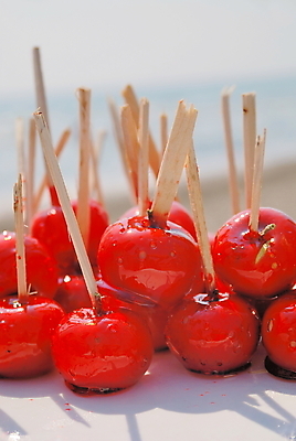 포토 JPG 해외이미지 탁자 디저트 사탕 사람없음 야외 빨간색 막대기 달콤 사과 해외202004 해외포토 음식 컬러 가구 과일 맛 파일형식 이미지허브