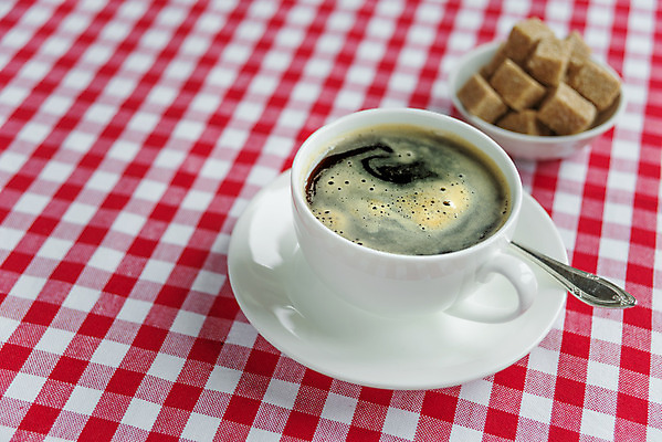 포토 JPG 해외이미지 커피 음료 백그라운드 사람없음 컵 중국 머그컵 식탁보 흰색 직물 컵받침 체크무늬 백자 해외202004 해외포토 식기 아시아 컬러 무늬 도자기 받침대 파일형식 이미지허브