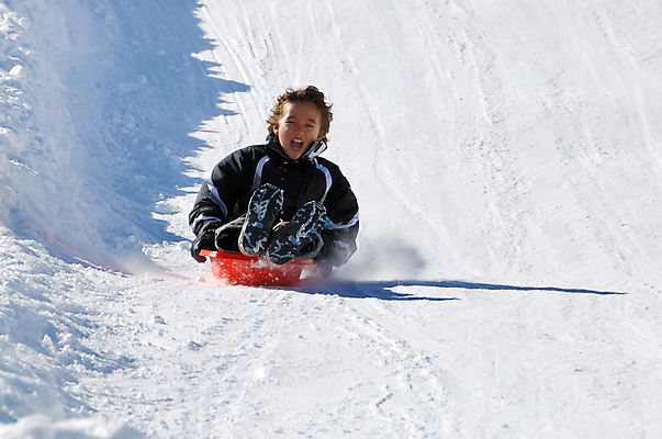 포토 JPG 해외이미지 백인 계절 남자 행복 어린이 스포츠 장갑 겨울 장난 놀이 휴가 부츠 한명 사람 경사 소년 야외 얼음 기쁨 젖음 추위 코트 게임 흰색 미끄럼틀 승차 언덕 속도 흥분 썰매 썰매타기 해외202004 해외포토 자연요소 서양인 1 잡화 감정 컬러 신발 모션 전통놀이 외투 놀이기구 파일형식 이미지허브