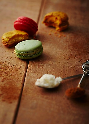 포토 JPG 스튜디오촬영 음식 컬러 백그라운드 디저트 실내 사람없음 아웃포커스 갈색 숟가락 달콤 마카롱 국내포토 촬영기법 수저 내부 맛 파일형식