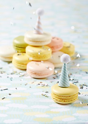 포토 JPG 스튜디오촬영 음식 백그라운드 디저트 실내 사람없음 아웃포커스 파티 고깔모자 달콤 마카롱 국내포토 모자_잡화 촬영기법 이벤트 내부 맛 파일형식