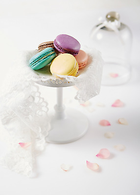 포토 JPG 스튜디오촬영 접시 음식 백그라운드 디저트 실내 사람없음 아웃포커스 컬러풀 달콤 마카롱 국내포토 식기 컬러 촬영기법 내부 맛 파일형식