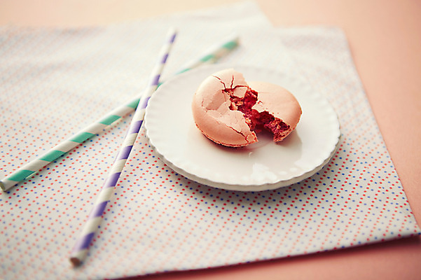 포토 JPG 스튜디오촬영 접시 음식 백그라운드 디저트 실내 사람없음 아웃포커스 막대기 달콤 천 마카롱 국내포토 식기 촬영기법 내부 직물 맛 파일형식