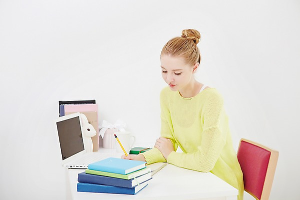 포토 JPG 스튜디오촬영 서양인 외국인 우먼라이프 라이프스타일 여자 의자 모션 실내 한명 사람 앉기 상반신 20대 성인 앞모습 책 노트북 연필 기록 책상 청년만 청년여자만 청년여자한명만 성인여자한명만 국내포토 1 뷰포인트 가구 학용품 인종 청년 내부 생활 전자제품 필기구 여자만 여자한명만 성인여자만 성인만 파일형식