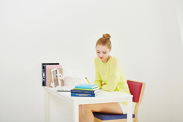 포토 JPG 스튜디오촬영 서양인 외국인 우먼라이프 라이프스타일 여자 의자 모션 실내 한명 들기 사람 앉기 상반신 20대 성인 책 노트북 연필 책상 청년만 청년여자만 청년여자한명만 성인여자한명만 국내포토 1 가구 학용품 인종 청년 내부 생활 전자제품 필기구 여자만 여자한명만 성인여자만 성인만 파일형식