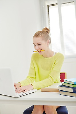 포토 JPG 스튜디오촬영 서양인 외국인 우먼라이프 라이프스타일 여자 모션 실내 한명 사람 앉기 상반신 20대 성인 앞모습 책 노트북 연필 웹서핑 물기 책상 청년만 청년여자만 청년여자한명만 성인여자한명만 국내포토 1 뷰포인트 가구 학용품 인종 청년 내부 생활 전자제품 필기구 여자만 여자한명만 성인여자만 성인만 파일형식