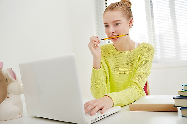 포토 JPG 스튜디오촬영 서양인 외국인 우먼라이프 라이프스타일 여자 모션 실내 한명 사람 앉기 상반신 20대 성인 앞모습 노트북 연필 웹서핑 물기 책상 청년만 청년여자만 청년여자한명만 성인여자한명만 국내포토 1 뷰포인트 가구 학용품 인종 청년 내부 생활 전자제품 필기구 여자만 여자한명만 성인여자만 성인만 파일형식