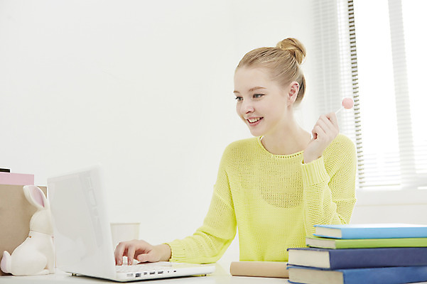 포토 JPG 스튜디오촬영 서양인 외국인 우먼라이프 라이프스타일 여자 모션 실내 사탕 한명 미소 들기 사람 상반신 20대 성인 앞모습 책 노트북 웹서핑 책상 청년만 청년여자만 청년여자한명만 성인여자한명만 국내포토 1 뷰포인트 가구 디저트 표정 인종 청년 내부 생활 전자제품 여자만 여자한명만 성인여자만 성인만 파일형식