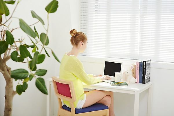 포토 JPG 스튜디오촬영 서양인 외국인 식물 우먼라이프 라이프스타일 여자 의자 모션 실내 한명 사람 앉기 상반신 20대 성인 옆모습 책 노트북 웹서핑 책상 청년만 청년여자만 청년여자한명만 성인여자한명만 국내포토 1 뷰포인트 가구 인종 청년 내부 생활 전자제품 여자만 여자한명만 성인여자만 성인만 파일형식