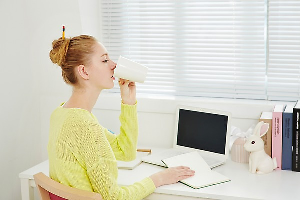 포토 JPG 스튜디오촬영 서양인 외국인 우먼라이프 라이프스타일 여자 커피 모션 실내 한명 사람 앉기 상반신 20대 성인 옆모습 노트북 다이어리 마시기 커피잔 책상 토끼인형 청년만 청년여자만 청년여자한명만 성인여자한명만 국내포토 1 음료 인형 뷰포인트 가구 잔 인종 청년 내부 생활 전자제품 사무용품 토끼 여자만 여자한명만 성인여자만 성인만 파일형식