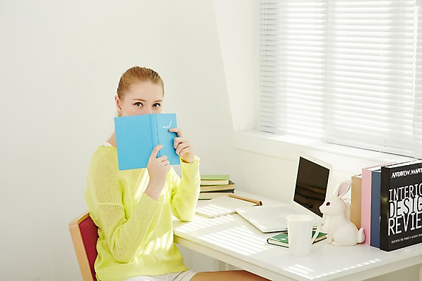 포토 JPG 스튜디오촬영 서양인 외국인 우먼라이프 라이프스타일 여자 의자 모션 휴식 실내 한명 들기 사람 앉기 상반신 20대 성인 앞모습 책 컵 노트북 연필 다이어리 가림 책상 청년만 청년여자만 청년여자한명만 성인여자한명만 국내포토 1 식기 뷰포인트 가구 컨셉 학용품 인종 청년 내부 생활 전자제품 필기구 사무용품 여자만 여자한명만 성인여자만 성인만 파일형식