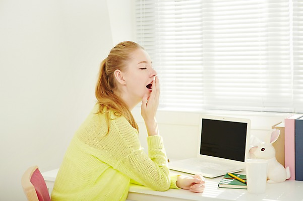 포토 JPG 스튜디오촬영 서양인 외국인 우먼라이프 라이프스타일 여자 의자 모션 휴식 실내 피곤 한명 사람 앉기 손짓 상반신 20대 성인 옆모습 노트북 책상 하품 청년만 청년여자만 청년여자한명만 성인여자한명만 국내포토 1 뷰포인트 가구 컨셉 인종 청년 내부 생활 전자제품 생리현상 여자만 여자한명만 성인여자만 성인만 파일형식