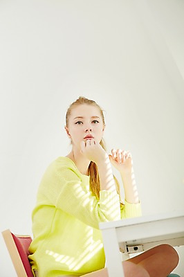 포토 JPG 스튜디오촬영 서양인 외국인 우먼라이프 라이프스타일 여자 의자 모션 휴식 실내 무표정 한명 사람 앉기 상반신 20대 성인 책상 청년만 청년여자만 청년여자한명만 성인여자한명만 국내포토 1 감정 가구 컨셉 표정 인종 청년 내부 생활 여자만 여자한명만 성인여자만 성인만 파일형식