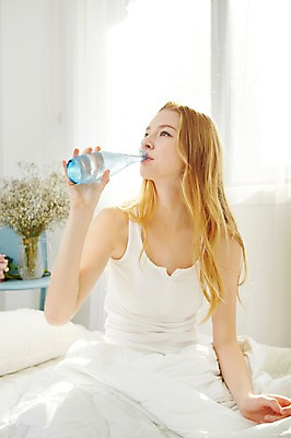 포토 JPG 스튜디오촬영 서양인 외국인 우먼라이프 라이프스타일 여자 창문 모션 아침 휴식 실내 한명 들기 사람 앉기 상반신 20대 성인 앞모습 물 침실 이불 마시기 침대 물병 청년만 청년여자만 청년여자한명만 성인여자한명만 국내포토 주간 자연요소 1 뷰포인트 가구 컨셉 침구 인종 청년 내부 생활 물통 여자만 여자한명만 성인여자만 성인만 파일형식