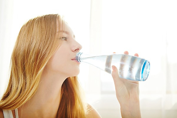 포토 JPG 스튜디오촬영 서양인 외국인 우먼라이프 라이프스타일 여자 모션 아침 휴식 실내 한명 들기 사람 상반신 20대 성인 옆모습 물 침실 마시기 물병 청년만 청년여자만 청년여자한명만 성인여자한명만 국내포토 주간 자연요소 1 뷰포인트 컨셉 인종 청년 내부 생활 물통 여자만 여자한명만 성인여자만 성인만 파일형식