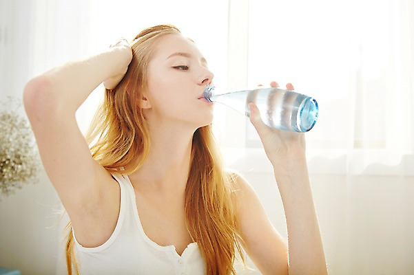 포토 JPG 스튜디오촬영 서양인 외국인 우먼라이프 라이프스타일 여자 모션 아침 휴식 실내 한명 들기 사람 앉기 손짓 상반신 20대 성인 물 손들기 침실 마시기 물병 청년만 청년여자만 청년여자한명만 성인여자한명만 국내포토 주간 자연요소 1 컨셉 인종 청년 내부 생활 물통 여자만 여자한명만 성인여자만 성인만 파일형식