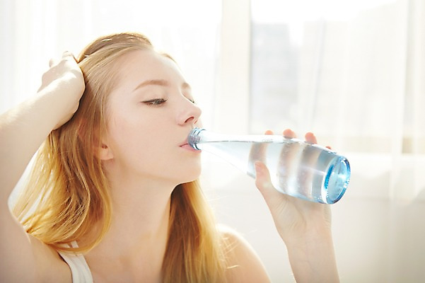 포토 JPG 스튜디오촬영 서양인 외국인 우먼라이프 라이프스타일 여자 모션 아침 휴식 실내 한명 들기 사람 앉기 손짓 상반신 20대 성인 물 손들기 침실 마시기 물병 청년만 청년여자만 청년여자한명만 성인여자한명만 국내포토 주간 자연요소 1 컨셉 인종 청년 내부 생활 물통 여자만 여자한명만 성인여자만 성인만 파일형식