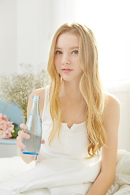 포토 JPG 스튜디오촬영 서양인 외국인 우먼라이프 라이프스타일 여자 모션 아침 휴식 실내 한명 들기 사람 앉기 상반신 20대 성인 앞모습 물 침실 침대 물병 청년만 청년여자만 청년여자한명만 성인여자한명만 국내포토 주간 자연요소 1 뷰포인트 가구 컨셉 인종 청년 내부 생활 물통 여자만 여자한명만 성인여자만 성인만 파일형식