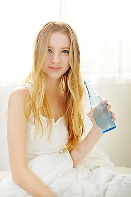 포토 JPG 스튜디오촬영 서양인 외국인 우먼라이프 라이프스타일 여자 모션 아침 휴식 실내 한명 미소 들기 사람 앉기 상반신 20대 성인 앞모습 물 침실 이불 물병 청년만 청년여자만 청년여자한명만 성인여자한명만 국내포토 주간 자연요소 1 뷰포인트 컨셉 침구 표정 인종 청년 내부 생활 물통 여자만 여자한명만 성인여자만 성인만 파일형식